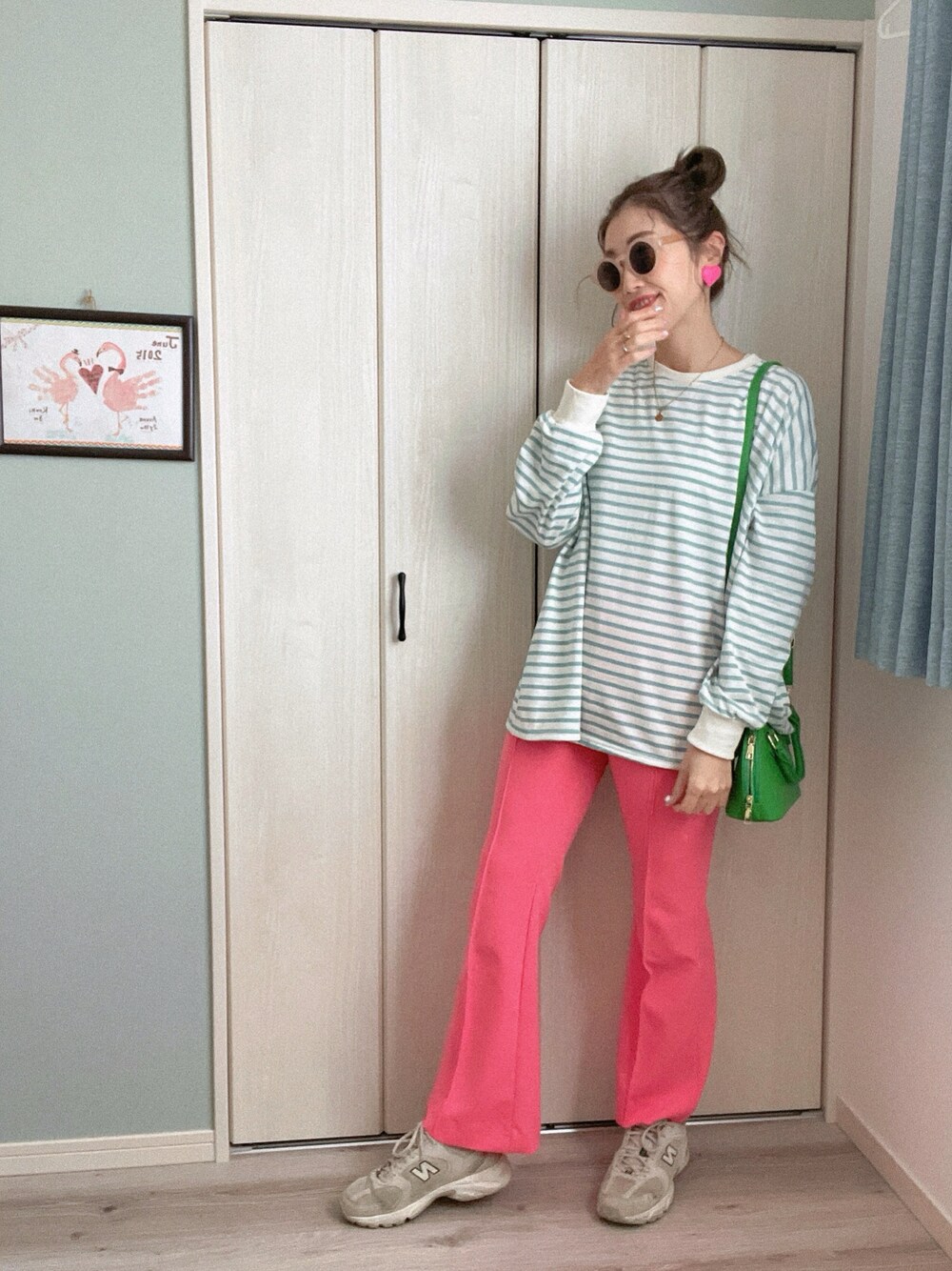 「ボーダー、カラーコーデ」｜「mi via locaのストレッチフレアパンツ（その他パンツ、ピンク系）」を使った、mikippeさん（レディース・169cm）の冬コーディネートの1枚目の写真