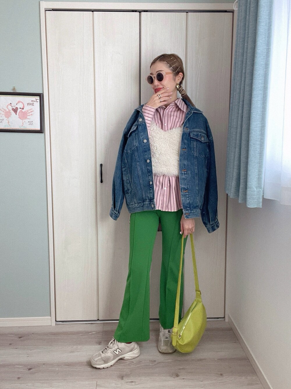 「オトナカジュアル、スニーカーコーデ、春服コーデ」｜「mi via locaのストレッチフレアパンツ（その他パンツ、グリーン系）」を使った、mikippeさん（レディース・169cm）の冬コーディネートの1枚目の写真