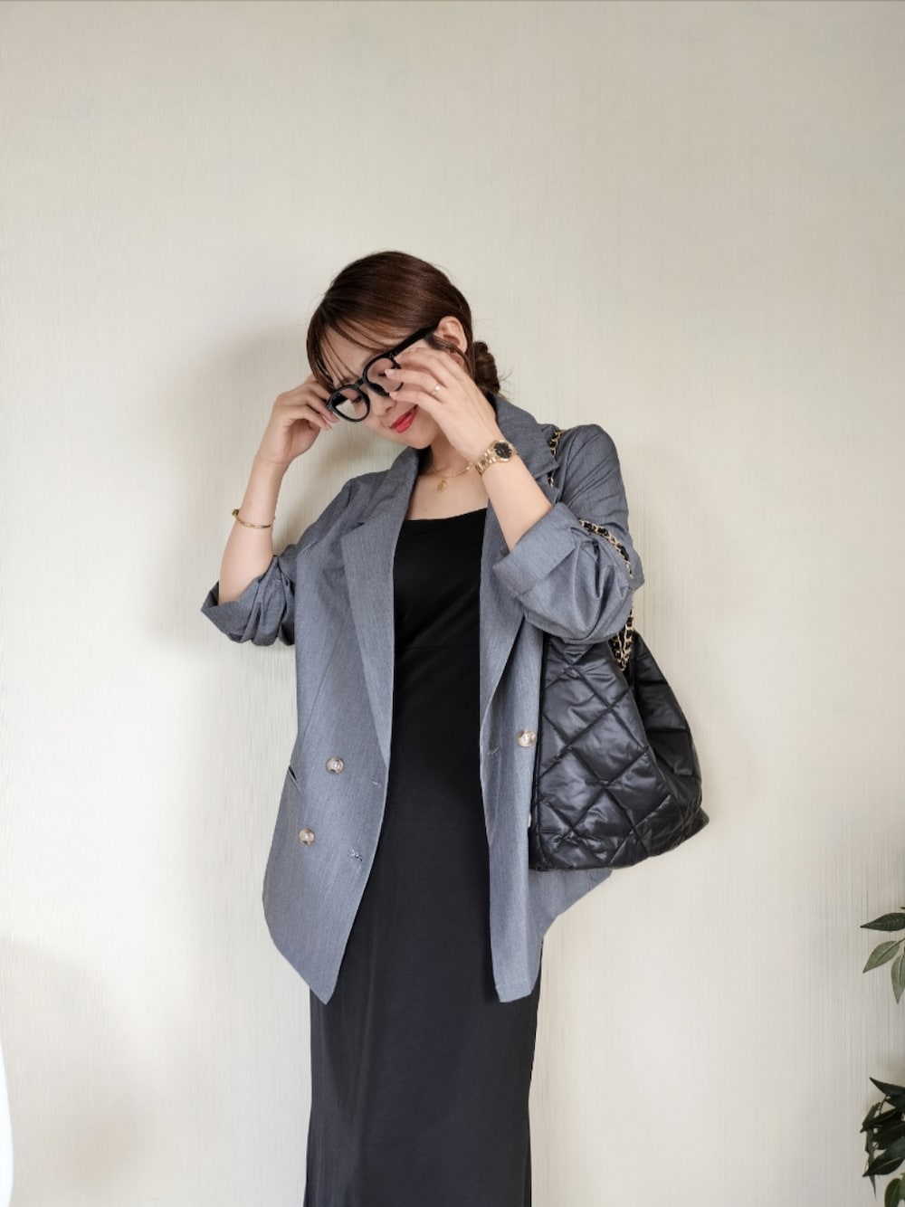 「Louere、callautia、キャミワンピ、テーラードジャケット、ジャケット、ジャケットスタイル、テーラード、秋服、グレー、秋服まるっと大公開」｜「Louereのバックストラップデザインサテンキャミワンピース（ワンピース、ブラック系）」を使った、michanさん（レディース・160cm）の秋コーディネートの1枚目の写真