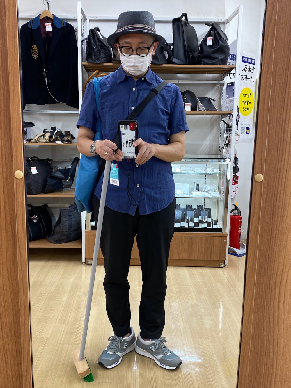 ブルー系のトップス、ブラック系のショルダーバッグ、ブラック系のその他パンツを着用したメンズの夏コーディネートの1枚目の写真