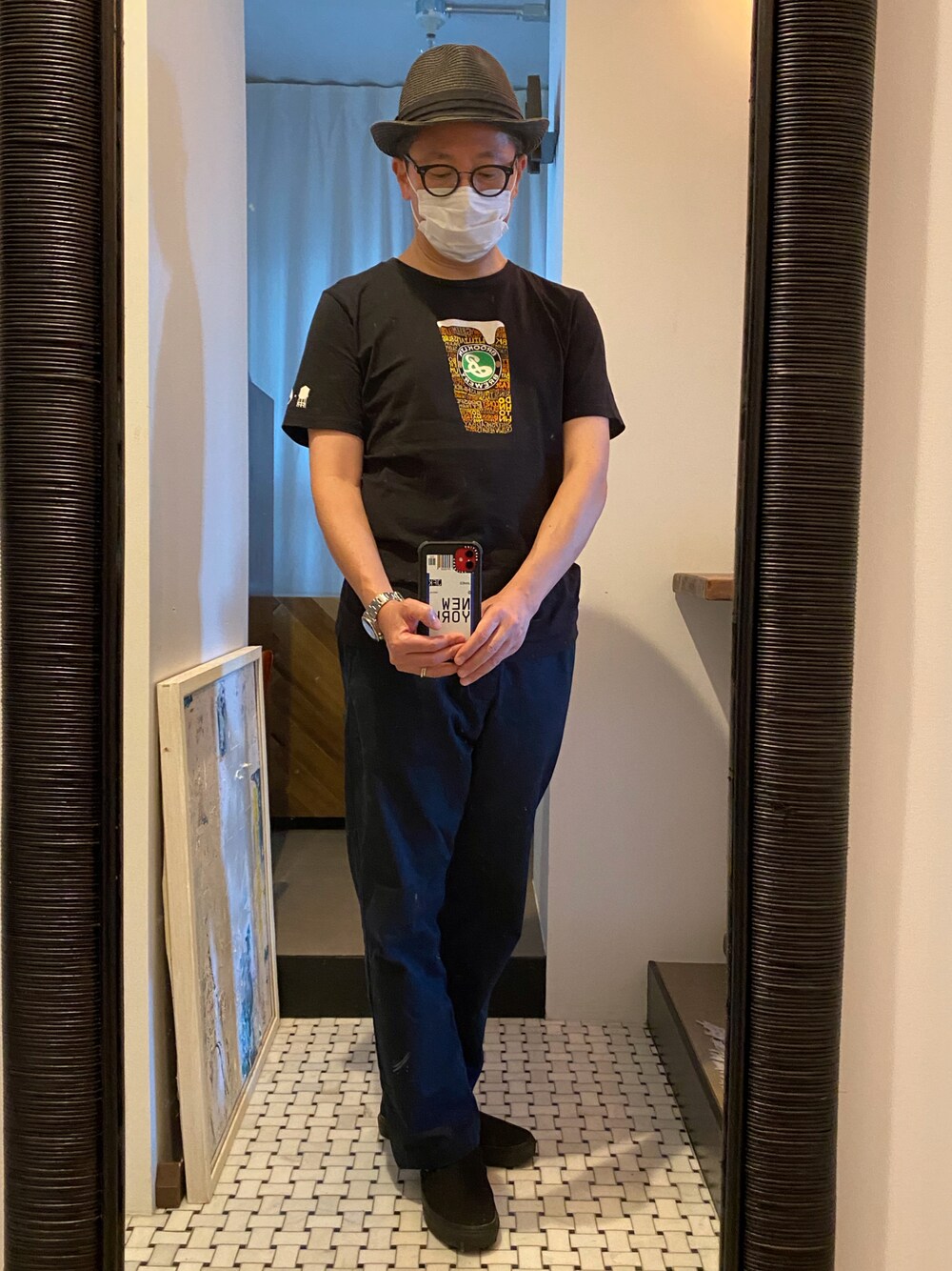 ブラック系のTシャツ/カットソー、ブルー系のパンツ、ブラック系のスニーカーを着用したメンズの夏コーディネートの1枚目の写真