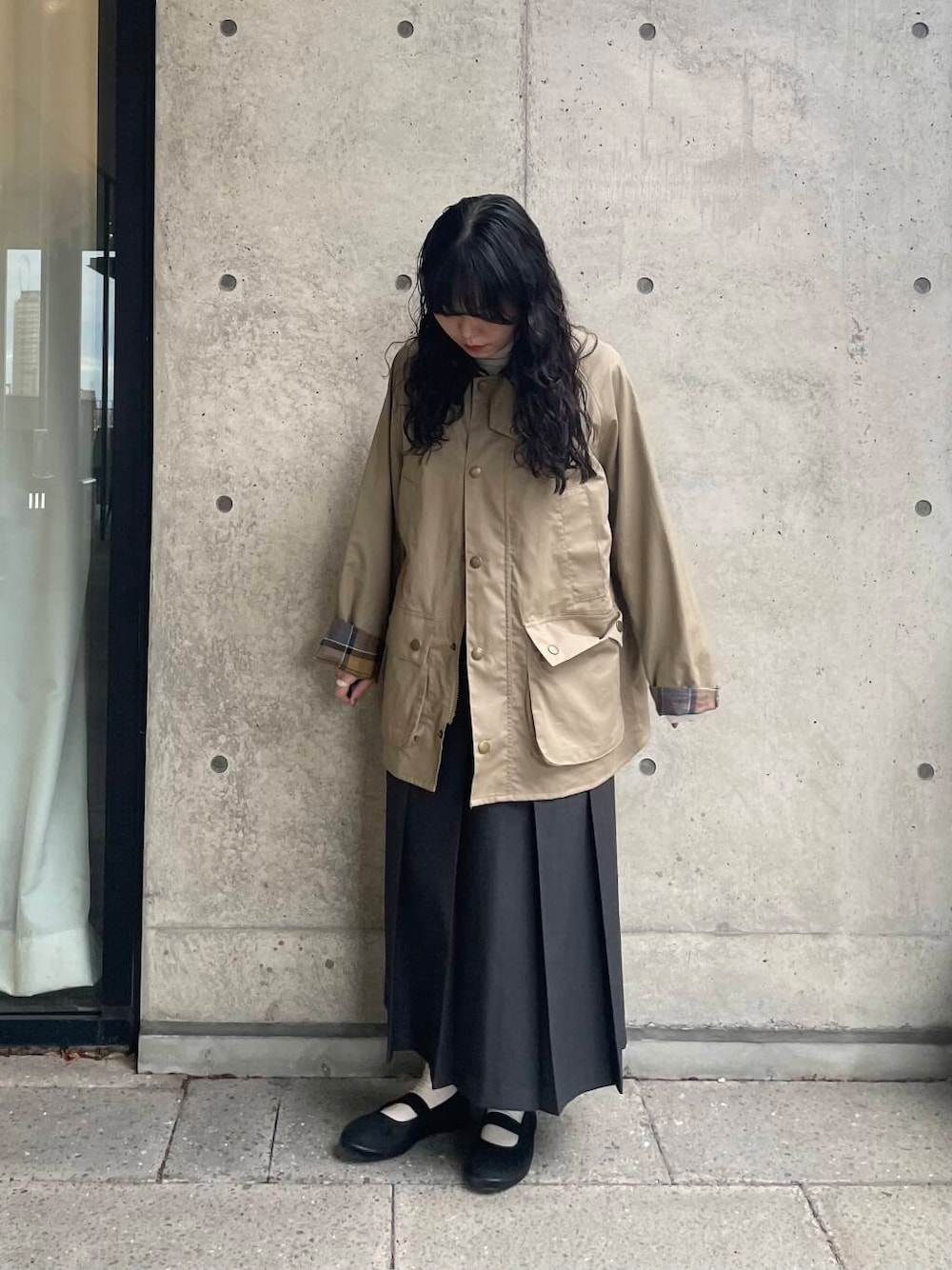 ブラック系のバレエシューズ、ホワイト系のTシャツ/カットソー、ベージュ系のその他アウターを着用したレディースの秋コーディネートの1枚目の写真