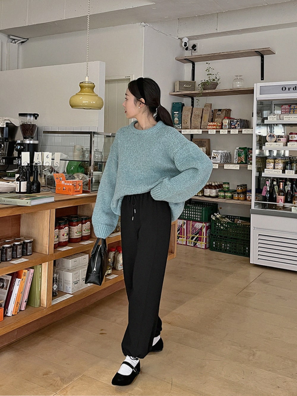 ブラック系のその他パンツを着用したレディースの冬コーディネートの1枚目の写真