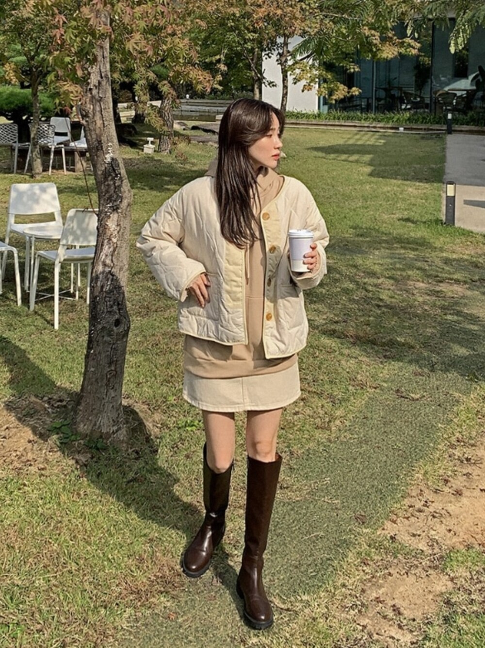 ベージュ系のジャケット/アウターを着用したレディースの秋コーディネートの1枚目の写真
