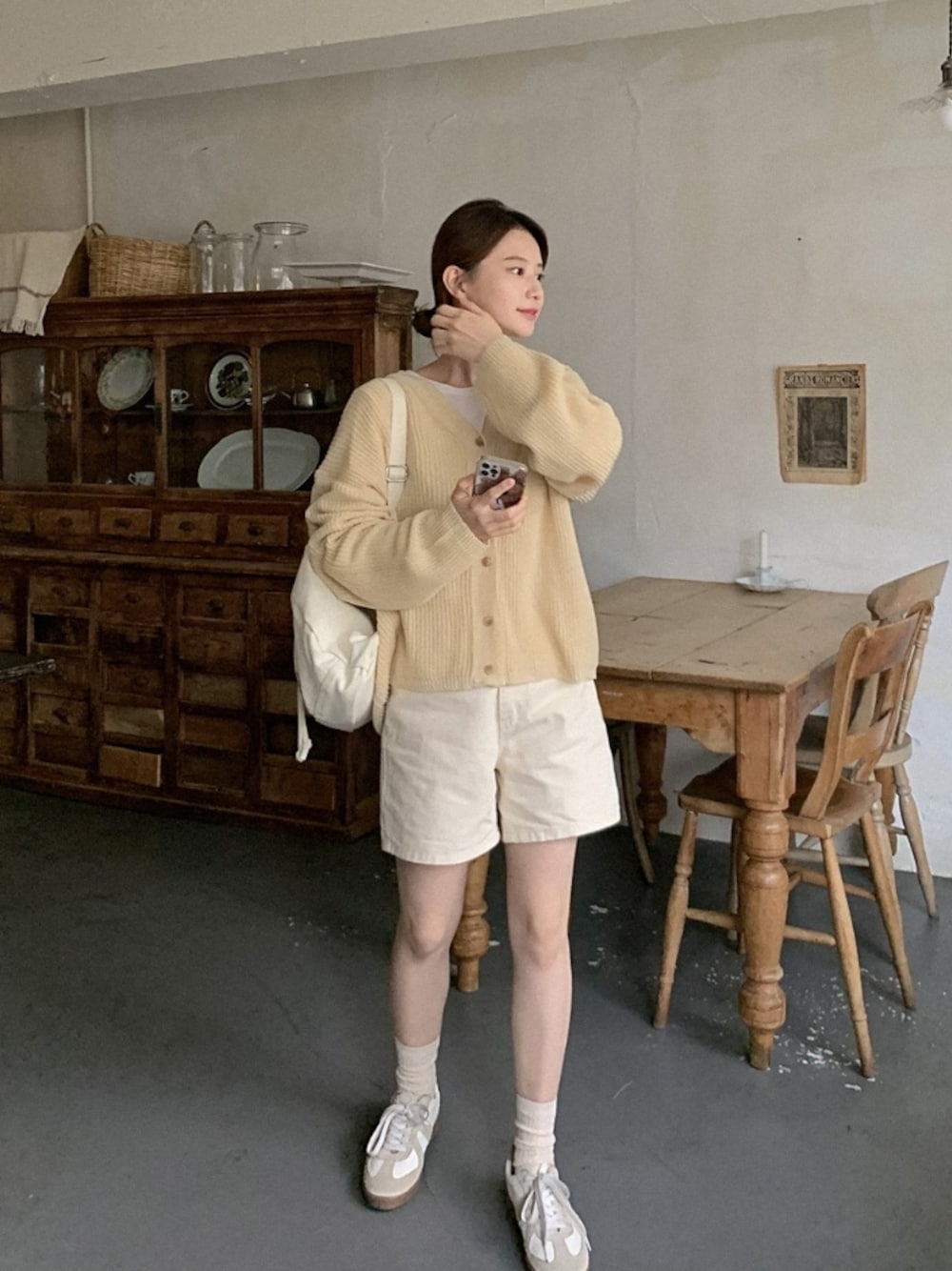 ベージュ系のカーディガン/ボレロを着用したレディースの秋コーディネートの1枚目の写真