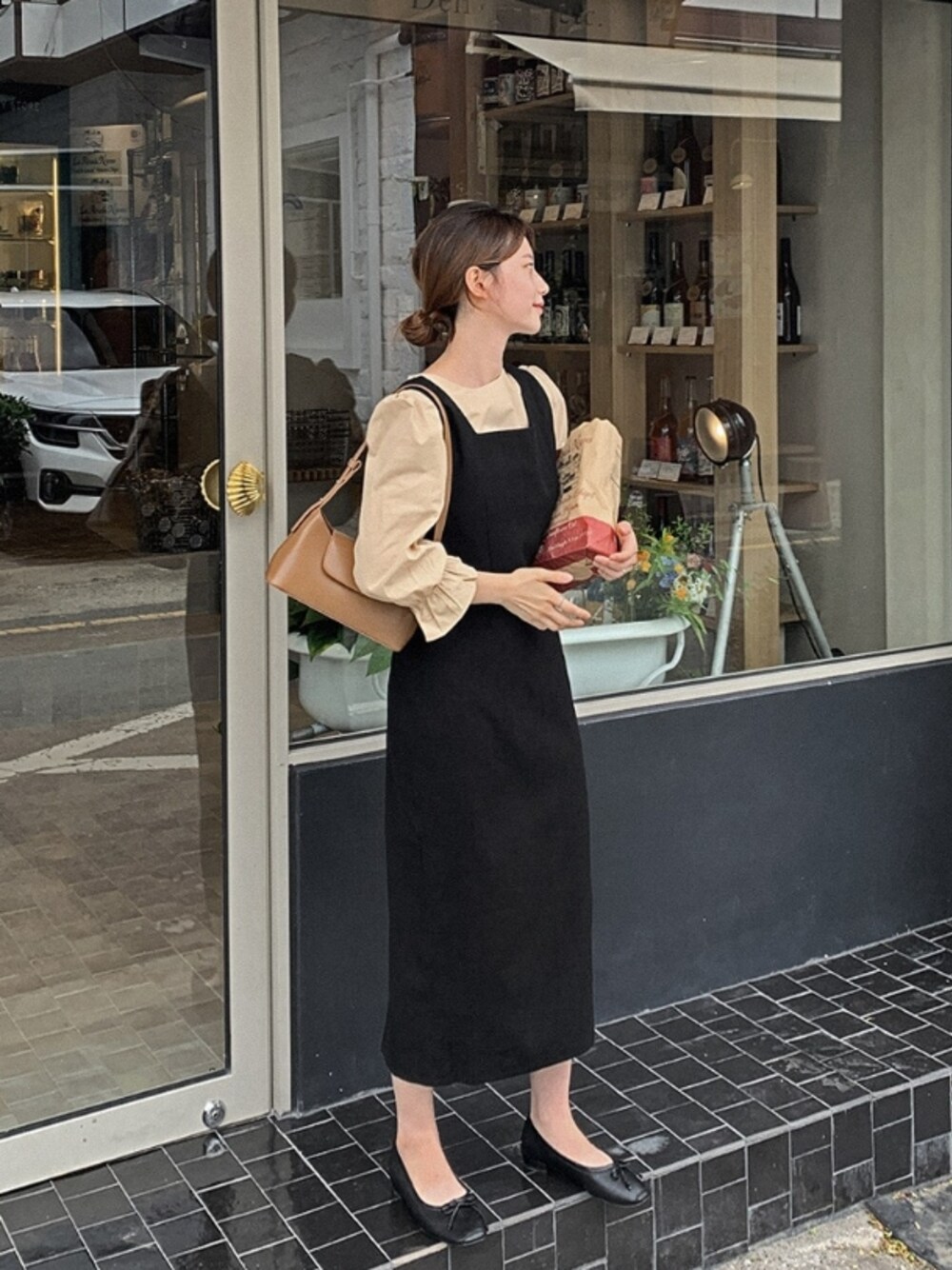 ブラック系のサロペット/オーバーオールを着用したレディースの秋コーディネートの1枚目の写真