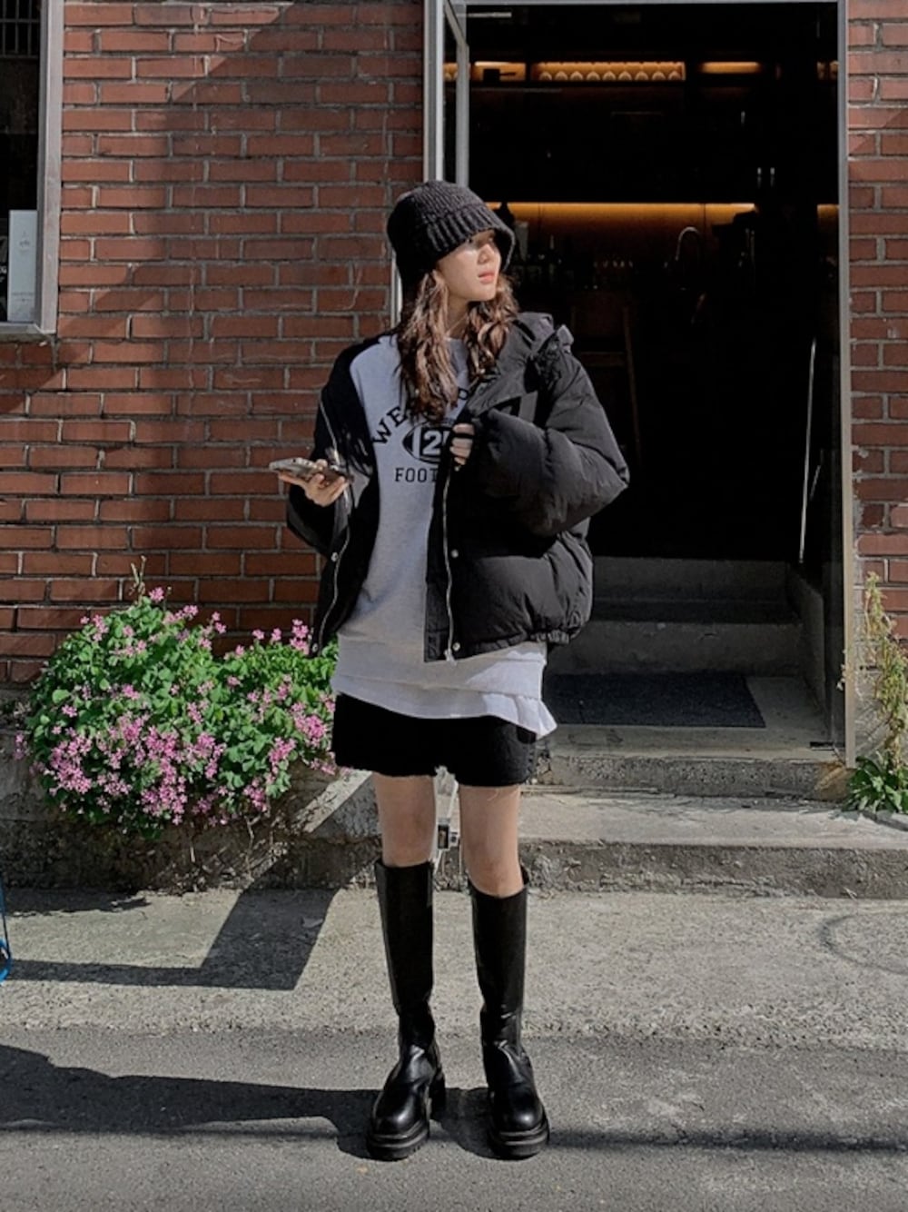 ブラック系のジャケット/アウターを着用したレディースの秋コーディネートの1枚目の写真