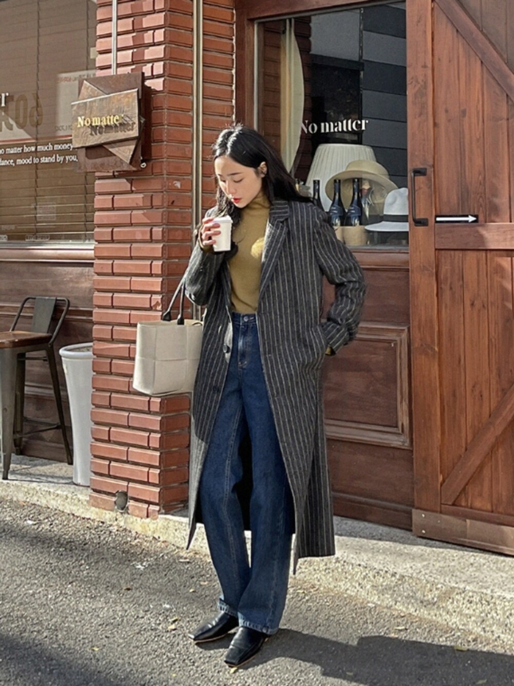 グレー系のジャケット/アウターを着用したレディースの冬コーディネートの1枚目の写真