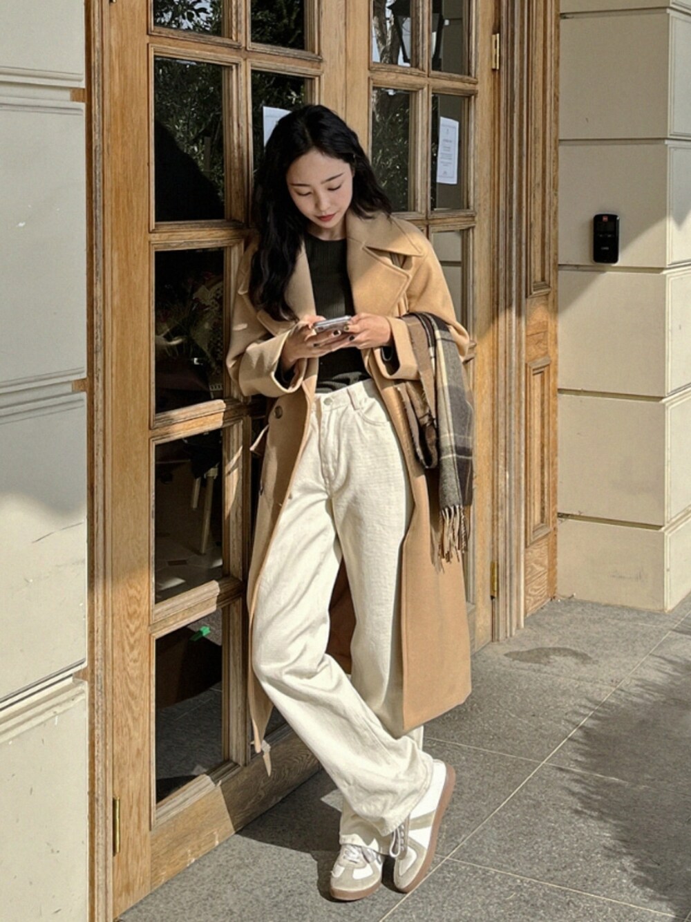 ベージュ系のダウンジャケット/コートを着用したレディースの秋コーディネートの1枚目の写真