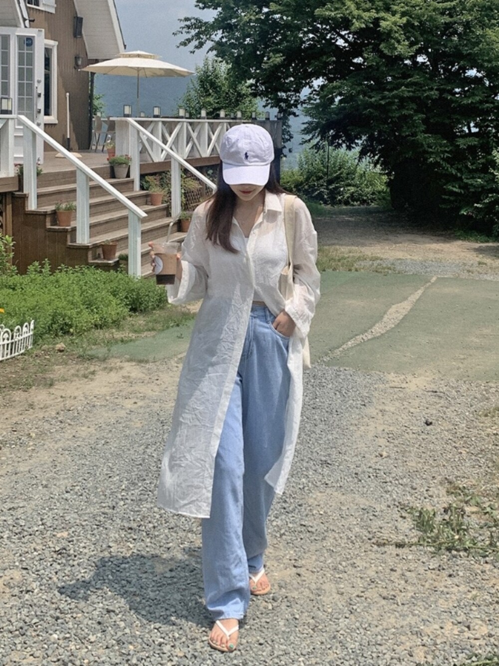 ホワイト系のシャツ/ブラウスを着用したレディースの夏コーディネートの1枚目の写真
