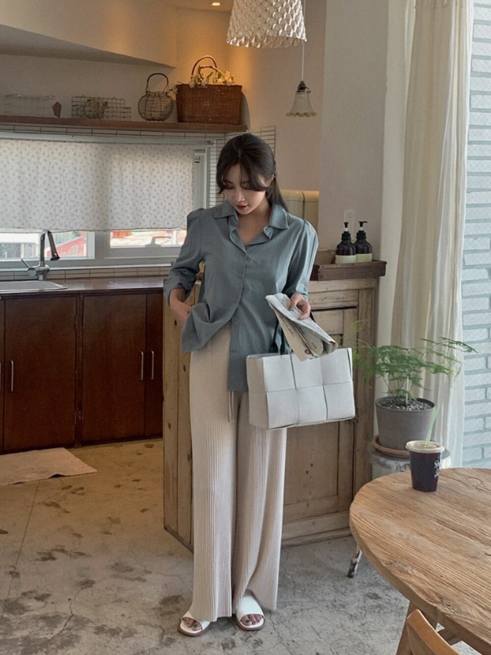 ブルー系のシャツ/ブラウスを着用したレディースの夏コーディネートの1枚目の写真