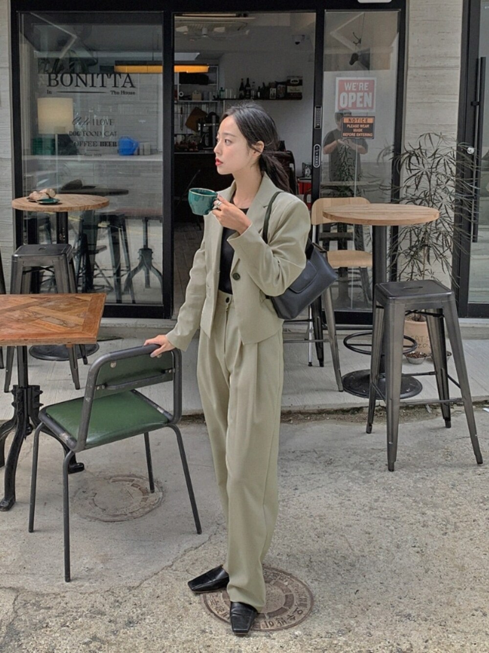 ベージュ系のその他パンツを着用したレディースの夏コーディネートの1枚目の写真