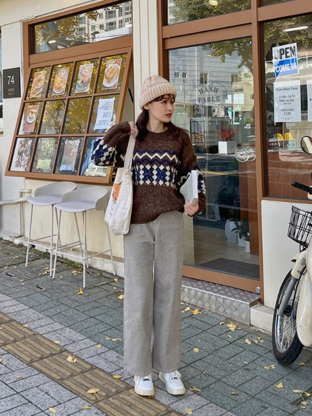 グレー系のデニムパンツを着用したレディースの冬コーディネートの1枚目の写真