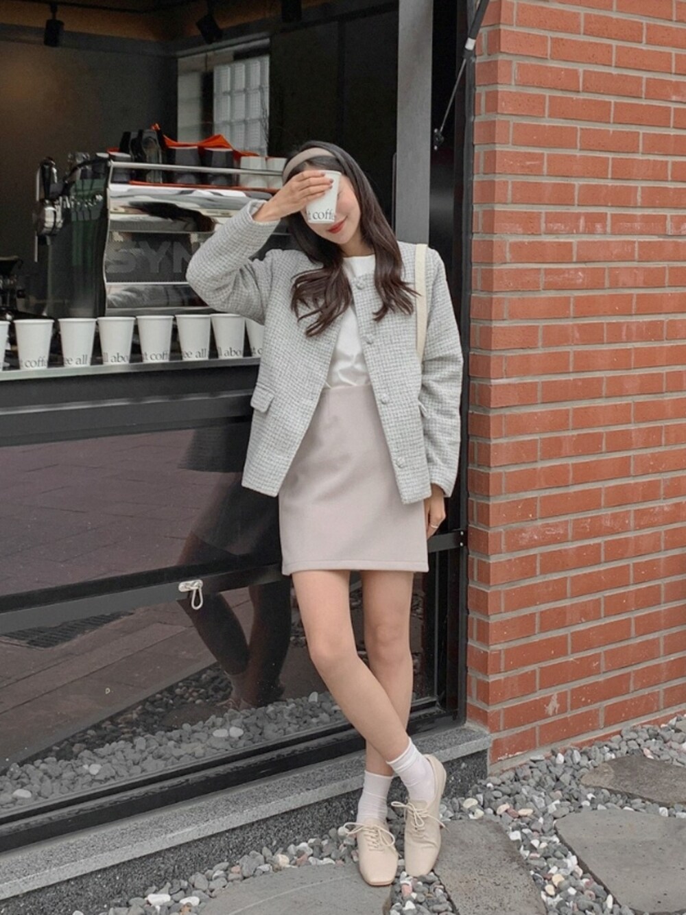 グレー系のジャケット/アウターを着用したレディースの秋コーディネートの1枚目の写真