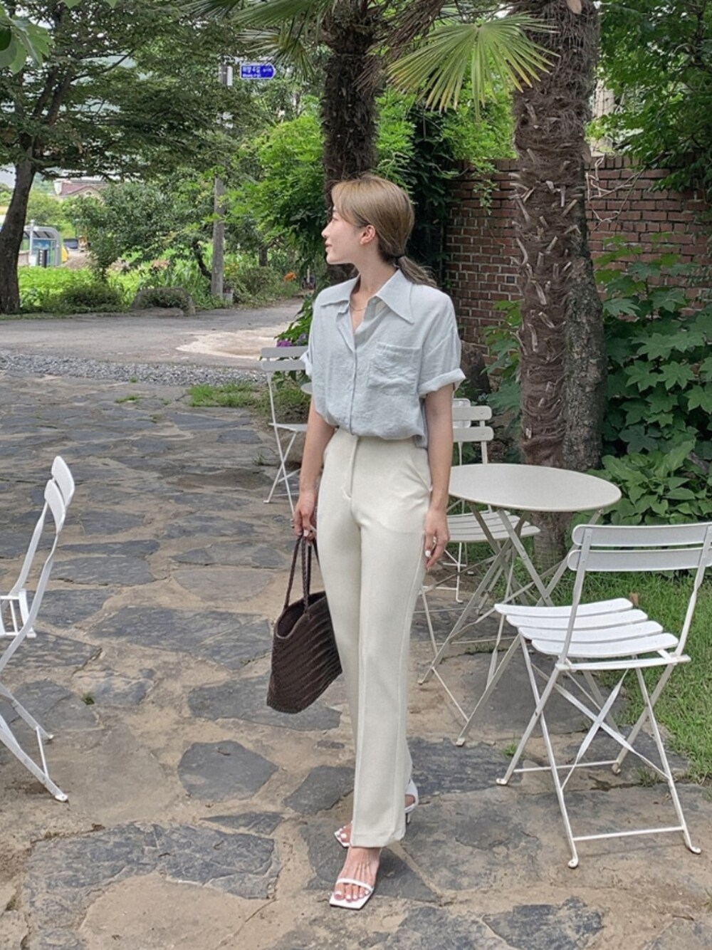 グリーン系のシャツ/ブラウスを着用したレディースの夏コーディネートの1枚目の写真
