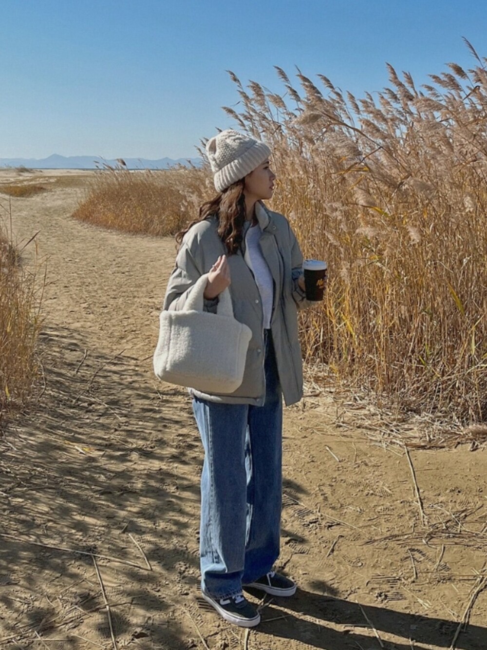 グリーン系のジャケット/アウターを着用したレディースの冬コーディネートの1枚目の写真