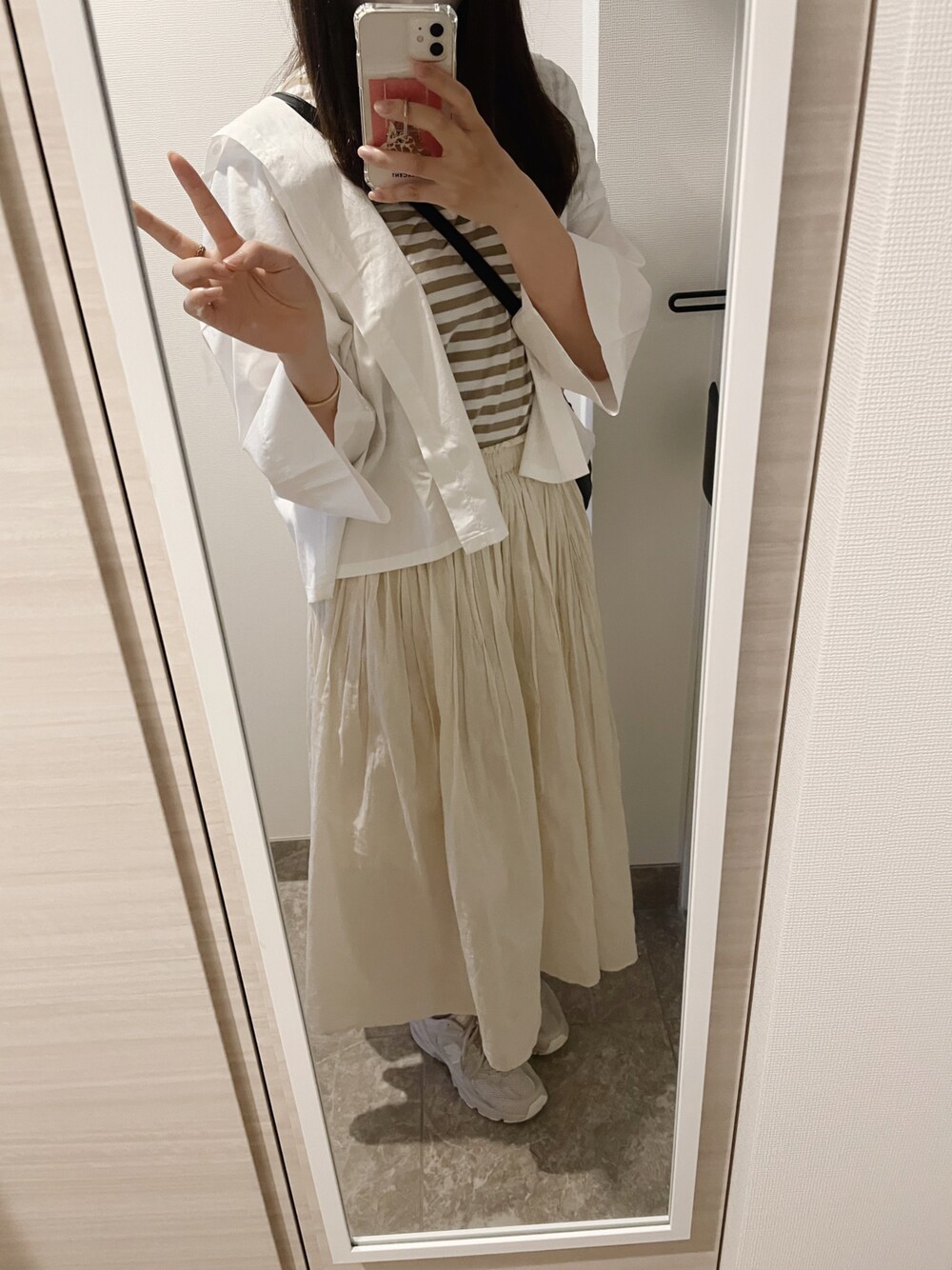 「LOWRYS FARMのアイテム（シャツ/ブラウス、ホワイト系）」を使った、ゆうさん（レディース・163cm）の冬コーディネートの1枚目の写真