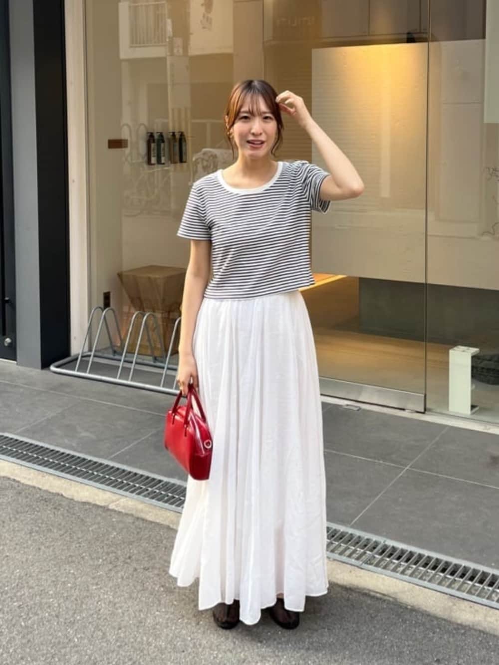 「汗ジミ軽減、汗だく、汗染み防止、汗じみ防止、Tシャツ、クロップド丈、クロップドトップス、クロップドTシャツ、フレアスカート、フレア」｜「titivateのパイピングメッシュパンプス（パンプス、ブラック系）」を使った、titivateさん（レディース・163cm）の春コーディネートの1枚目の写真