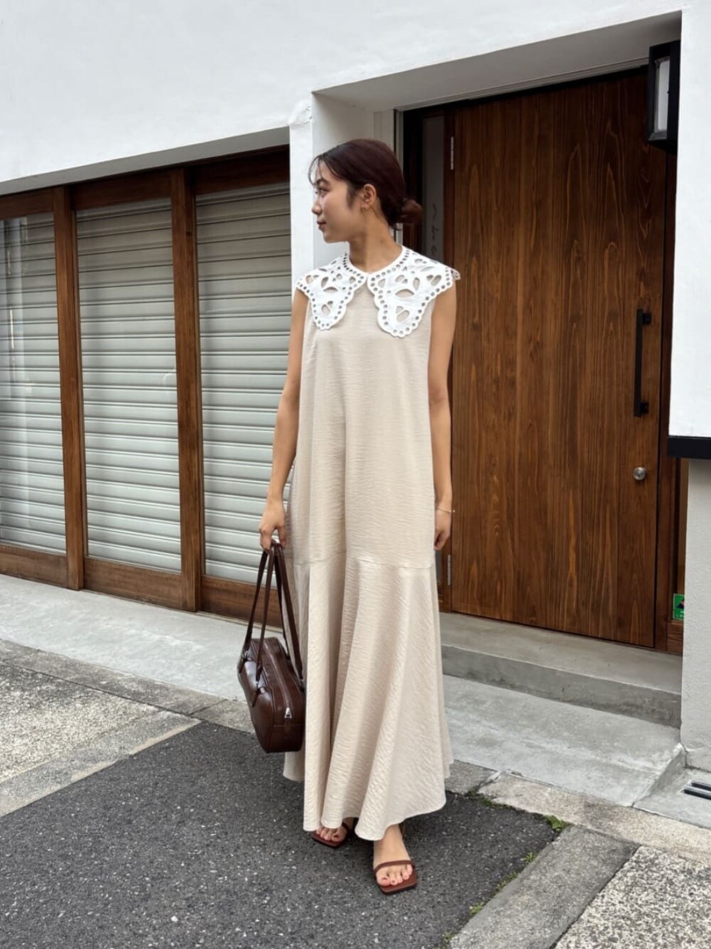 レースつけ襟付ノースリーブワンピースを使った人気ファッション