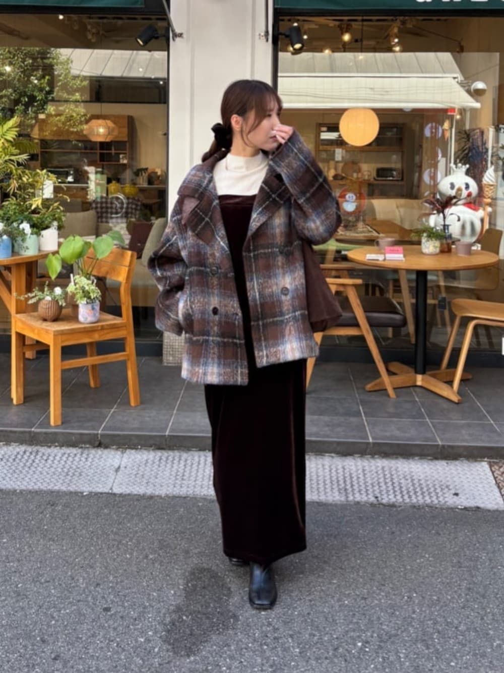 ブラウン系のスカート、その他のダウンジャケット/コート、ブラウン系のキャミソールを着用したレディースの秋コーディネートの1枚目の写真