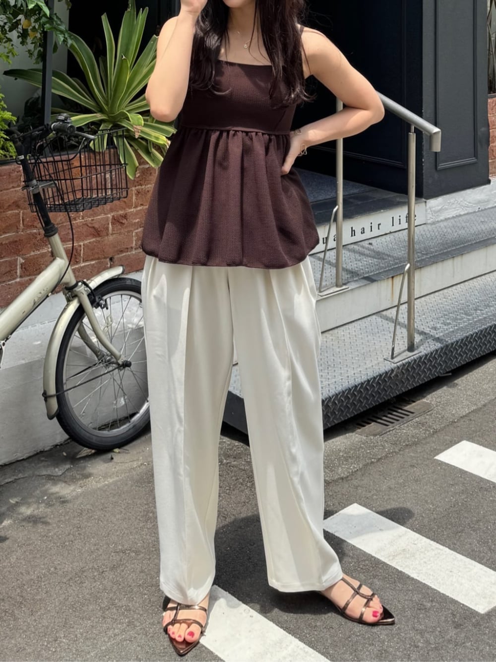 「水着、水着コーデ、水着スタイル、ぺプラムトップス、ぺプラム、ペプラム、ブラウン、ブラウンコーデ、ブラウン×ホワイト、撥水、撥水加工」｜「titivateのポインテッドトゥストラップサンダル（サンダル、ブラウン系）」を使った、titivateさん（レディース・157cm）の夏コーディネートの1枚目の写真