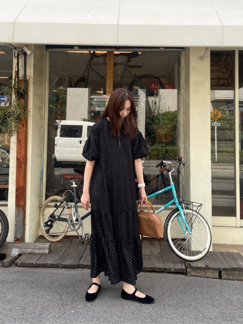 ブラック系のワンピース、ブラック系のバレエシューズを着用したレディースの秋コーディネートの1枚目の写真