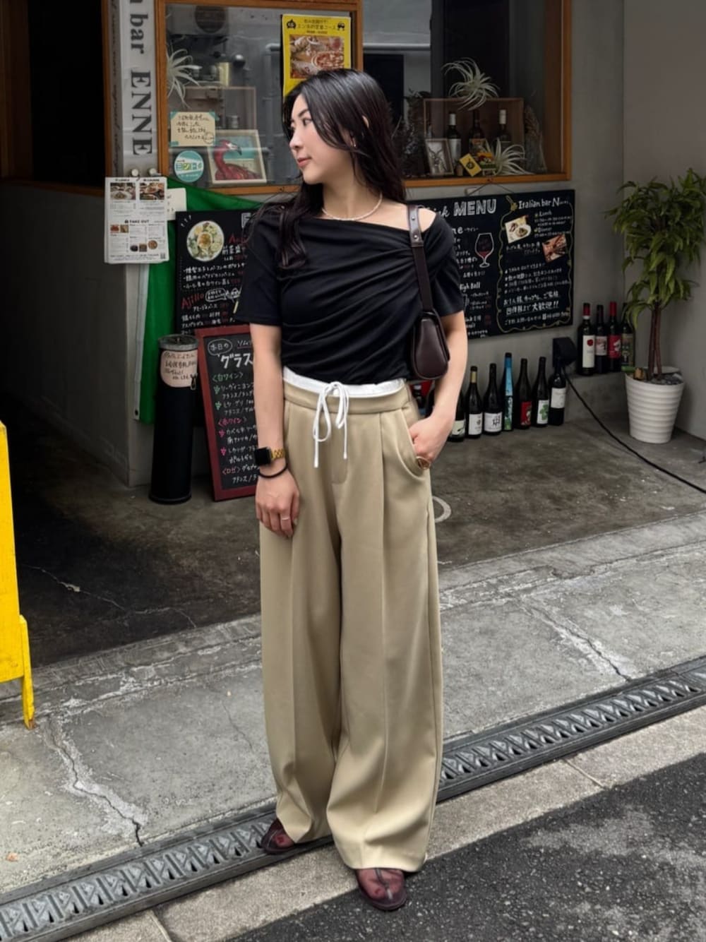 「ドレープ、ドレープカットソー、オフショル、オフショルダー、オフショルトップス、人気アイテムをチェック！、人気、人気アイテム、人気コーデ、人気商品」｜「titivateのダブルウエストデザインパンツ（その他パンツ、ベージュ系）」を使った、titivateさん（レディース・157cm）の春コーディネートの1枚目の写真