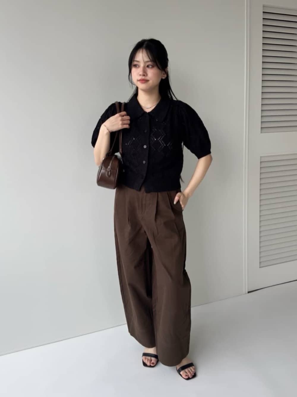 「低身長、低身長コーデ、低身長女子、コラボアイテム、コラボ、コラボレーション、コラボ商品、バレルパンツ、バレルレッグパンツ」｜「titivateのチャンキーヒールストラップサンダル（サンダル、ブラック系）」を使った、titivateさん（レディース・150cm）の春コーディネートの1枚目の写真