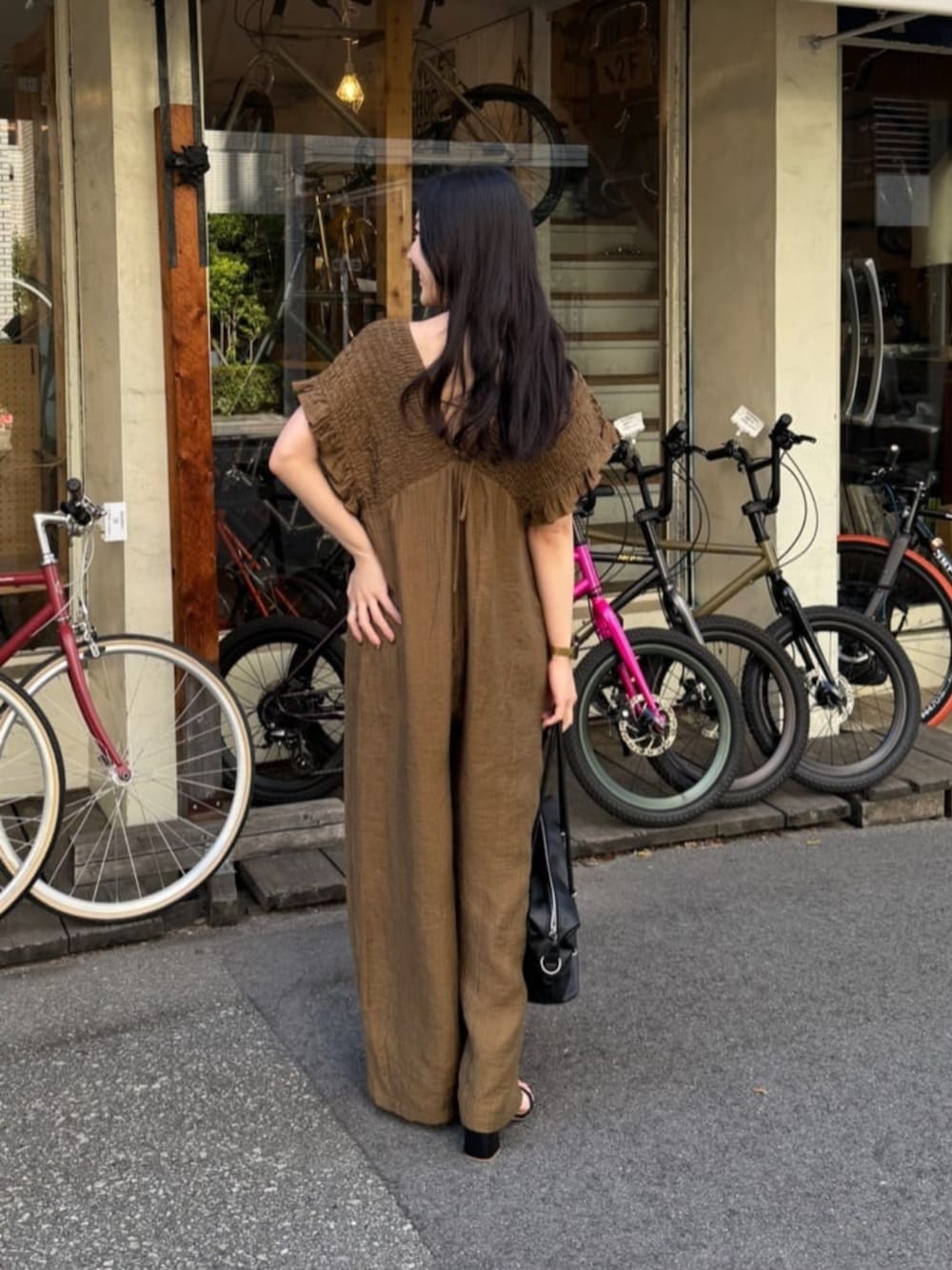 「オールインワン、オールインワンコーデ、オールインワンサロペット、オールインワン/サロペット、シャーリング、シャーリングワンピース、サンダル、お出かけコーデ」｜「titivateのチャンキーヒールストラップサンダル（サンダル、ブラック系）」を使った、titivateさん（レディース・157cm）の春コーディネートの1枚目の写真