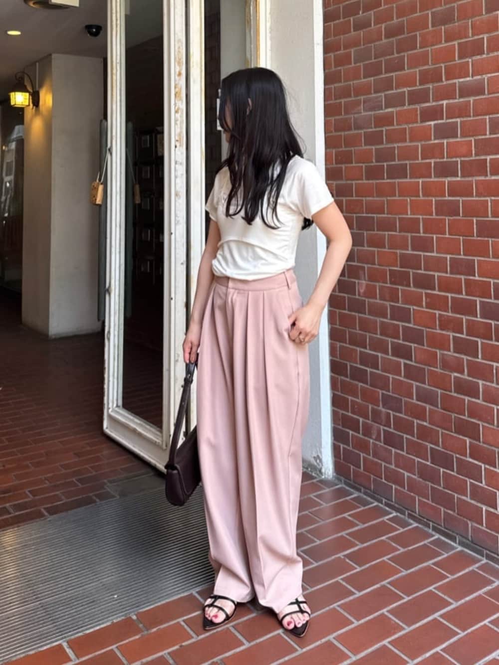 「レイヤード、レイヤードスタイル、レイヤードstyle、レイヤードコーデ、レイヤード風、レイヤードスタイル、レイヤードトップス、韓国風コーデ、韓国風、韓国風ファッション、韓国風スタイル、ワイドパンツ、夏コーデ、夏服コーデ、楽チンコーデ」｜「titivateのインタックセンタープレスワイドパンツ（スラックス、ピンク系）」を使った、titivateさん（レディース・157cm）の夏コーディネートの1枚目の写真