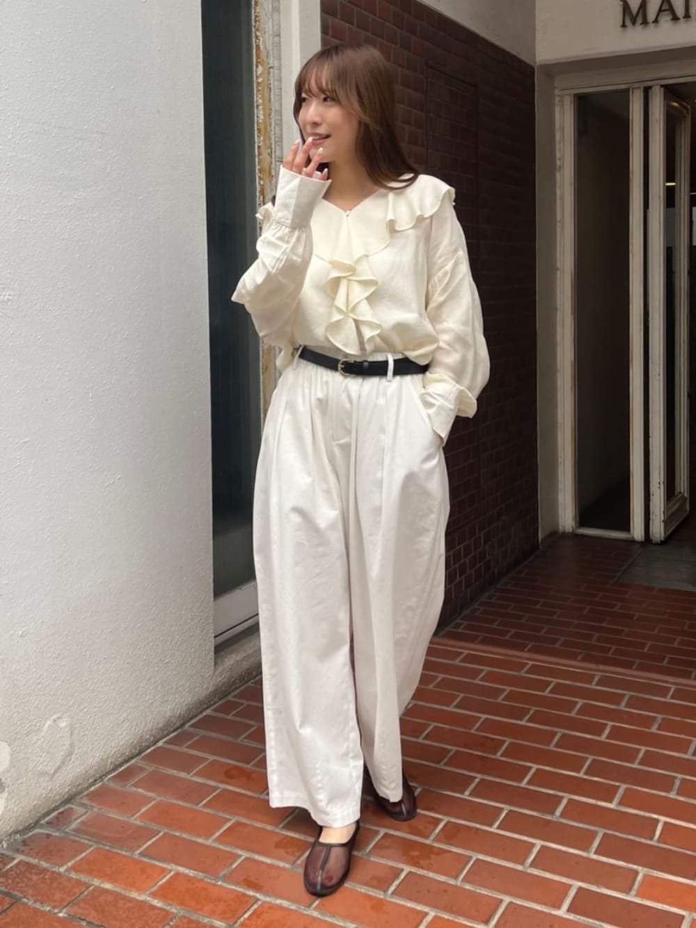 「プチプラ、春色、シャツスタイル、今日のコーデ、オトナカワイイ、お出かけコーデ、キレイめコーデ、大人可愛い、春先取り、カラーコーデ、春服みてみて、大人女子、高身長女子」｜「titivateのカーヴィーシルエットゴムパンツ（その他パンツ、ホワイト系）」を使った、titivateさん（レディース・163cm）の春コーディネートの1枚目の写真