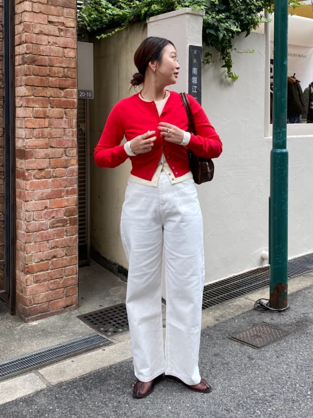「titivate、今日のコーデ、160㎝台コーデ、高身長女子、オトナカジュアル、大人カジュアル、きれいめカジュアル、シンプルコーデ」｜「titivateのワイドデニムパンツ（デニムパンツ、ホワイト系）」を使った、titivateさん（レディース・164cm）の春コーディネートの1枚目の写真