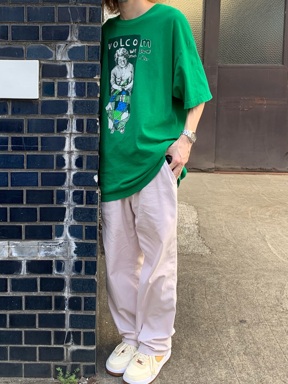 「ビッグT、グリーン、古着、古着MIX、Ｔシャツ、ホワイトパンツ、エアフォースワン、ビッグシルエット、ストリート、カジュアルコーデ、シンプル、NIKE、ホワイト」｜「ISSEY MIYAKEのアイテム（チノパンツ、ホワイト系）」を使った、RIKUさん（メンズ・168cm）の夏コーディネートの1枚目の写真