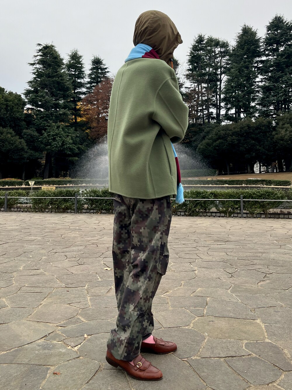 「迷彩、カモフラ、ナイロンパンツ、柄パンツ、スケータースタイル、Dime、AURALEE、ウールコート、サッカー、マフラー、アノラック、ローファー、ワントーンコーデ、グリーン、新星WEARISTAにエントリー」｜「AURALEEのアイテム（ジャケット/アウター、グリーン系）」を使った、RIKUさん（メンズ・168cm）の冬コーディネートの1枚目の写真
