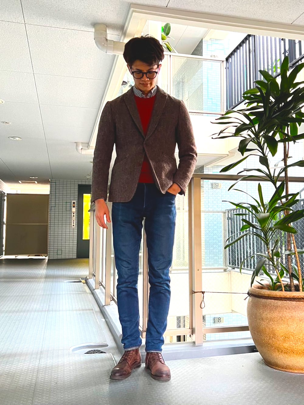 「きれいめカジュアル、ジャケット、ツイードジャケット、プチプラコーデ、UNIQLO」｜「UNIQLOのエクストラファインメリノクルーネックセーター（長袖）（ニット/セーター、オレンジ系）」を使った、一休さん（メンズ・184cm）の冬コーディネートの1枚目の写真