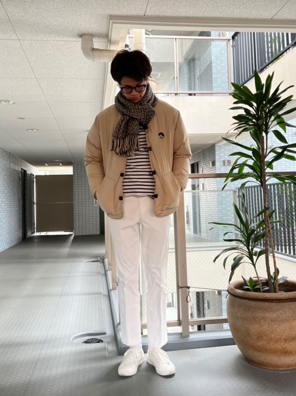 「白パンツ、ホワイトコーデ、orcival」｜「UNIQLOのEZYリラックスフィットアンクルパンツ（コットン・丈長め76cm）（その他パンツ、ホワイト系）」を使った、一休さん（メンズ・184cm）の冬コーディネートの1枚目の写真