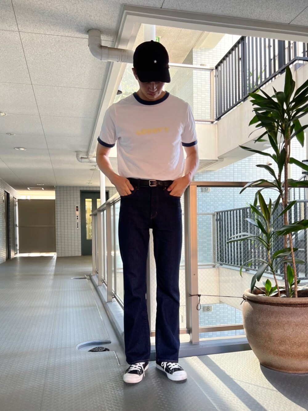 「デニムっていいよね、フレアデニム、リンガーTシャツ、キャップ、プチプラ」｜「CONVERSE TOKYOのCONVERSE TOKYO/コンバーストウキョウ スターキャップ（キャップ、ブラック系）」を使った、一休さん（メンズ・184cm）の夏コーディネートの1枚目の写真
