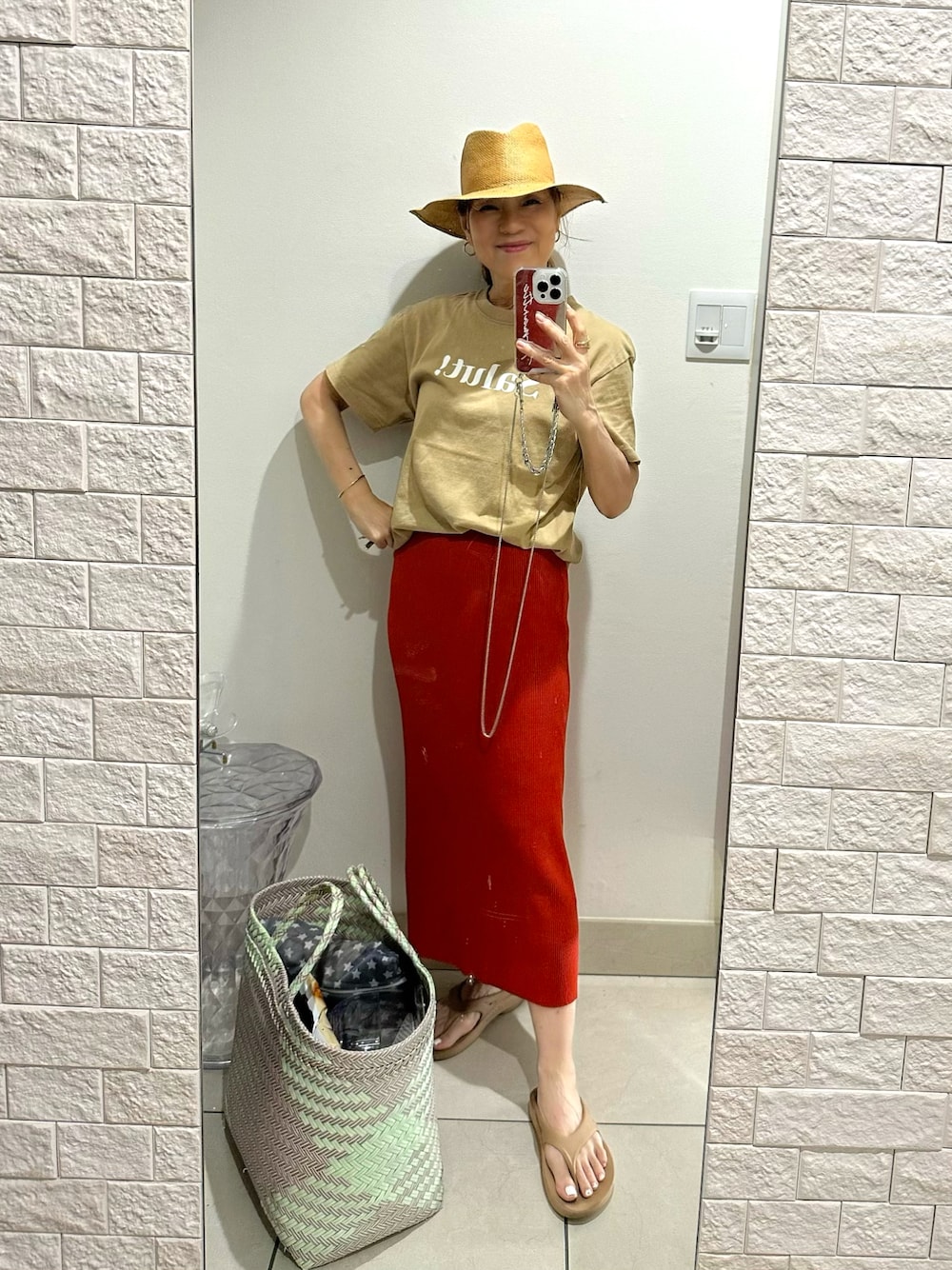 「シンプルコーデ、Tシャツ、タイトスカート、ハット、ootd、oofos、フラレッスン、60代コーデ、夏終わり」｜「TOMORROWLAND のアイテム（ハット、ブラウン系）」を使った、ts.styleさん（レディース・159cm）の秋コーディネートの1枚目の写真