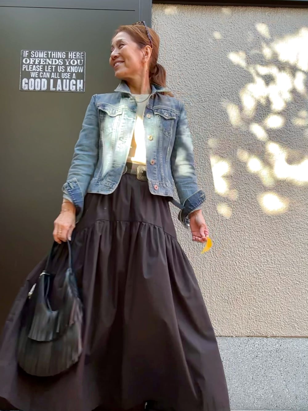 「デニム、Gジャン、ロングスカート、プチプラコーデ、coca、ZARA、ブーツ、60代コーデ、引きずるくらいのロングスカート」｜「coca（coca）のやわらかしわ感コットンフレアロングスカート（スカート、ブラック系）」を使った、ts.styleさん（レディース・159cm）の冬コーディネートの1枚目の写真