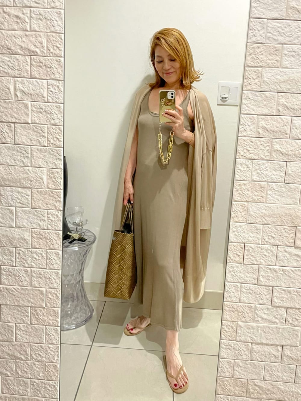 「ワンピース、ワントーンコーデ、ベージュ、ZARA、大人コーデ、ロングカーディガン、Deuxieme Classe(Deuxieme Classe)、ビーサン、今日のコーデ、MUSE、暑い、60代コーデ、シンフルコーデ」｜「Letraのメルカドバッグ　ロンボ　ゴールド　ミディアム（かごバッグ、ゴールド系）」を使った、ts.styleさん（レディース・159cm）の秋コーディネートの1枚目の写真