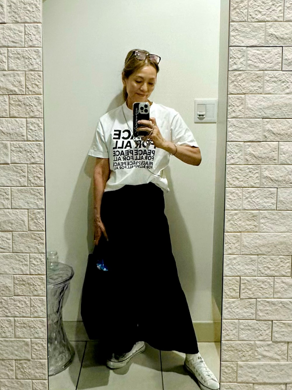 「シンプルコーデ、ホワイト×ブラック、Tシャツ、スカート、UNIQLO、coca、コンバース、60代コーデ」｜「coca（coca）のニットフレアスカート（スカート、ブラック系）」を使った、ts.styleさん（レディース・159cm）の秋コーディネートの1枚目の写真