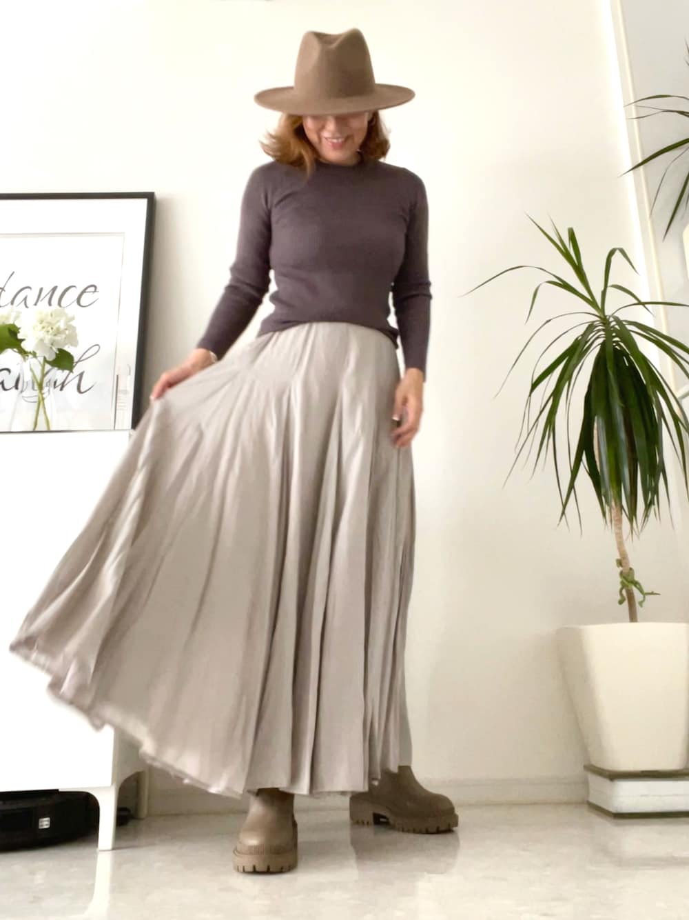 「シンプル、ワントーンコーデ、大人カジュアル、秋のコーデ、だから秋服が好き、ニット/セーター、ロングスカート、ブーツ、ロングスカート×ブーツ、60代コーデ」｜「Auntie Rosa Holidayの【Holiday】フェルトウールハット（ハット、ブラウン系）」を使った、ts.styleさん（レディース・159cm）の秋コーディネートの1枚目の写真