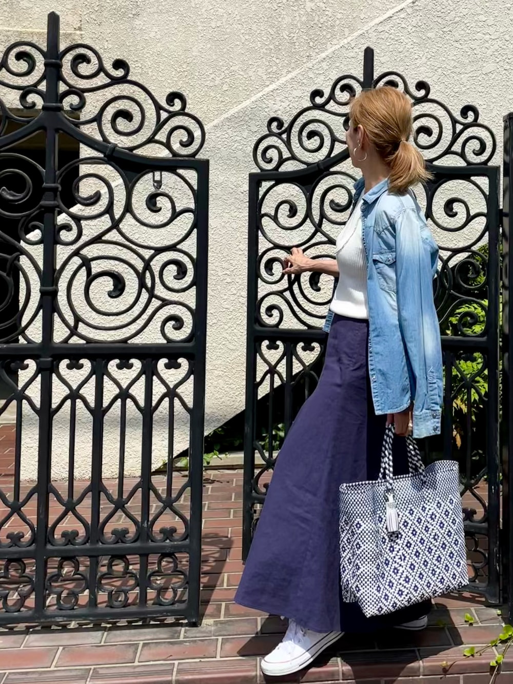 「カジュアルコーデ、大人カジュアル、シャツ/ブラウス、ノースリーブニット、ロングスカート、ZARA、コンバース、60代コーデ、トートバッグ、デニムっていいよね」｜「ZARAのアイテム（トップス、ブルー系）」を使った、ts.styleさん（レディース・159cm）の夏コーディネートの1枚目の写真