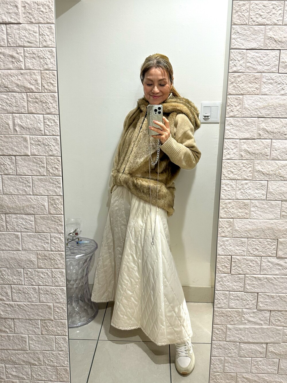 「シンプルコーデ、シンプル、冬コーデ、エコファーベスト、キルティングスカート、ZARA、titivate、スニーカー、VEJA、60代コーデ」｜「ZARAのアイテム（ジャケット/アウター、ブラウン系）」を使った、ts.styleさん（レディース・159cm）の冬コーディネートの1枚目の写真