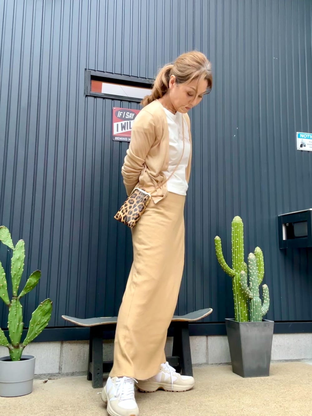 「シンプルコーデ、シンプル、ベージュコーデ、ベージュ×白、カーディガン、ユニクロ、coca、マーメイドスカート、bonjour sagan、veda、Deuxieme Classe(Deuxieme Classe)、春コーデ、60代コーデ」｜「Bonjour Saganのリネンライクフレアスカート（スカート、ベージュ系）」を使った、ts.styleさん（レディース・159cm）の春コーディネートの1枚目の写真
