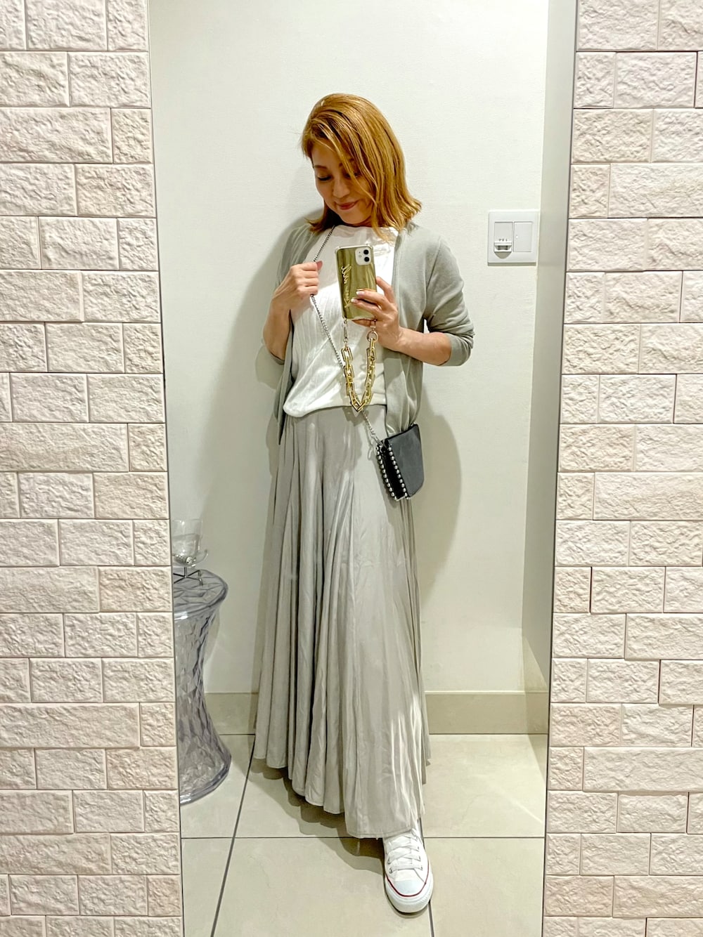 「シンプル、ロングスカート、グレー、シルバーグレー、coca、ZARA、converse、60代コーデ、今日のコーデ」｜「coca（coca）のサテンボリュームスカート（スカート、グレー系）」を使った、ts.styleさん（レディース・159cm）の秋コーディネートの1枚目の写真