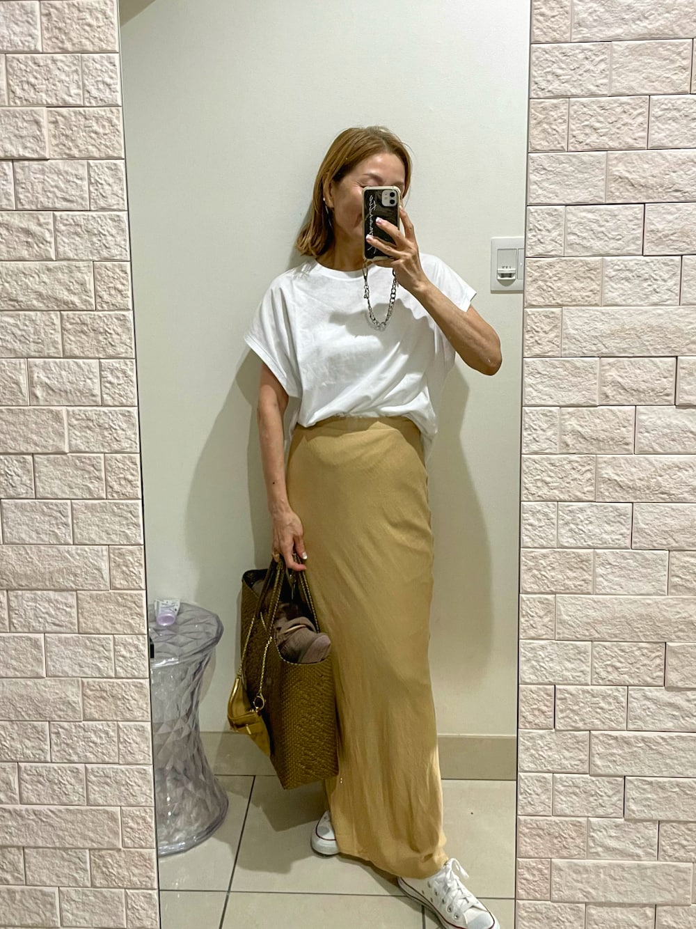 「シンプルコーデ、シンプル、マーメイドスカート、ホワイト×ベージュ、ZARA、bonjour sagan、SITA PARANTICA、コンバース、60代コーデ」｜「ZARAのアイテム（Tシャツ/カットソー、ホワイト系）」を使った、ts.styleさん（レディース・159cm）の秋コーディネートの1枚目の写真