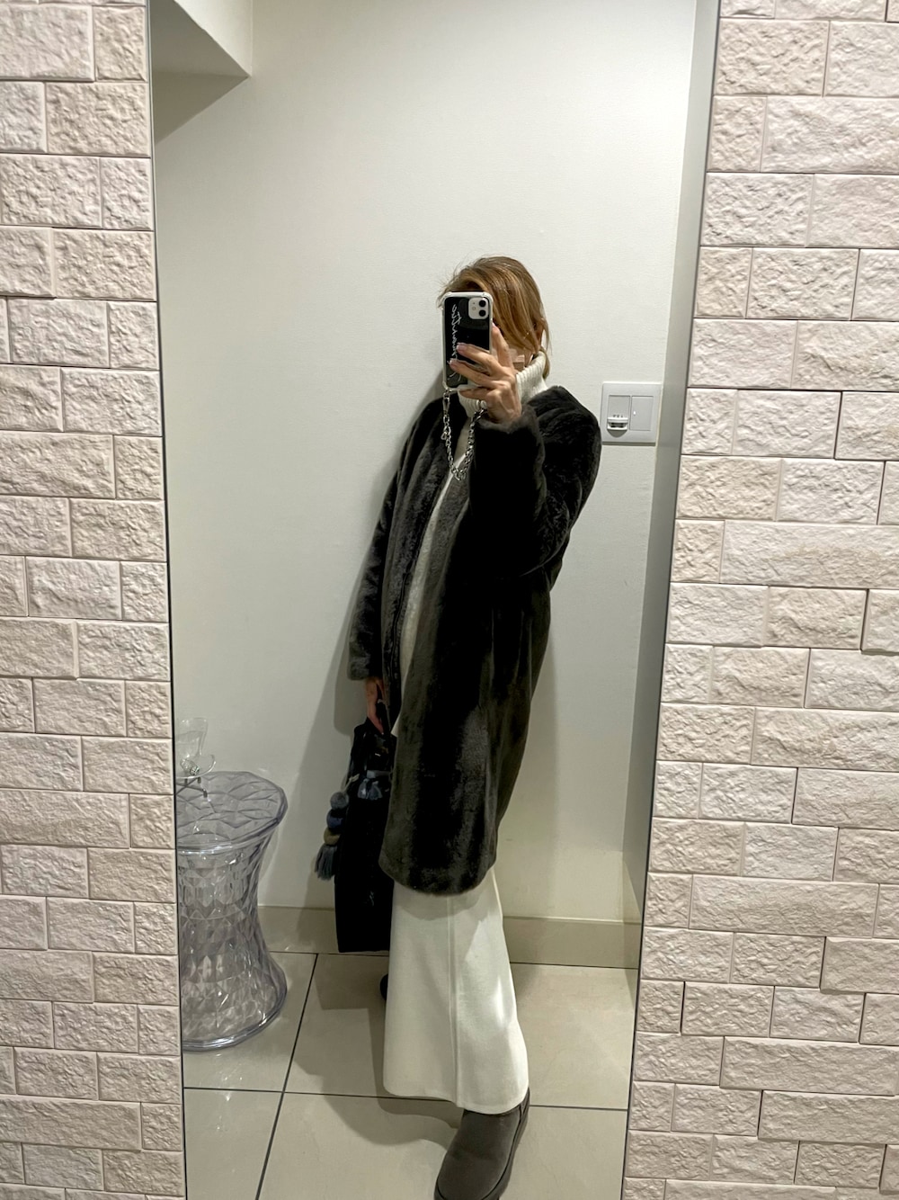 「シンプル、シンプルコーデ、ボア、ボアコート、BEAUTY&YOUTH UNITED ARROWS、ニットパンツ、白パンツ、ちょっとそこまで、寒い日、60代コーデ」｜「BEAUTY&YOUTH UNITED ARROWSのアイテム（ジャケット/アウター、ブラウン系）」を使った、ts.styleさん（レディース・159cm）の冬コーディネートの1枚目の写真