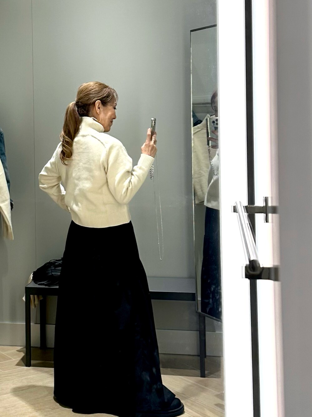 「シンプルコーデ、シンプル、タートルネック、タートルネックニット、ロングスカート、ホワイト×ブラック、厚底スリッポン、60代コーデ」｜「H&Mのアイテム（ニット/セーター、ホワイト系）」を使った、ts.styleさん（レディース・159cm）の冬コーディネートの1枚目の写真
