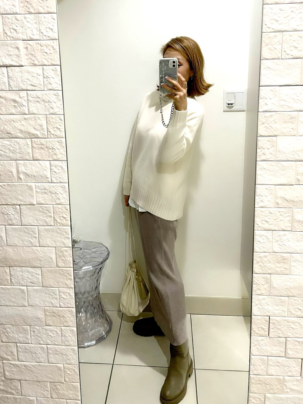「冬コーデ、大人カジュアル、ホワイト、ベージュ、タートルネック、カシミア、UNIQLO+J、ニットタイトスカート、coca、ブーツ、H&M、60代コーデ」｜「coca（coca）のシャリ感ニットリブスカート（スカート、グレー系）」を使った、ts.styleさん（レディース・159cm）の冬コーディネートの1枚目の写真